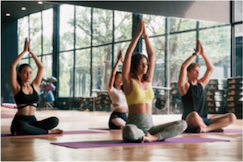 Grupa ćwicząca joge